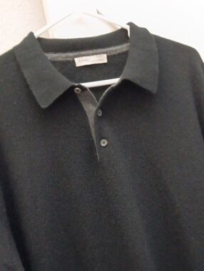 KINROSS CASHMERE 3 BUTTON SWEATER..